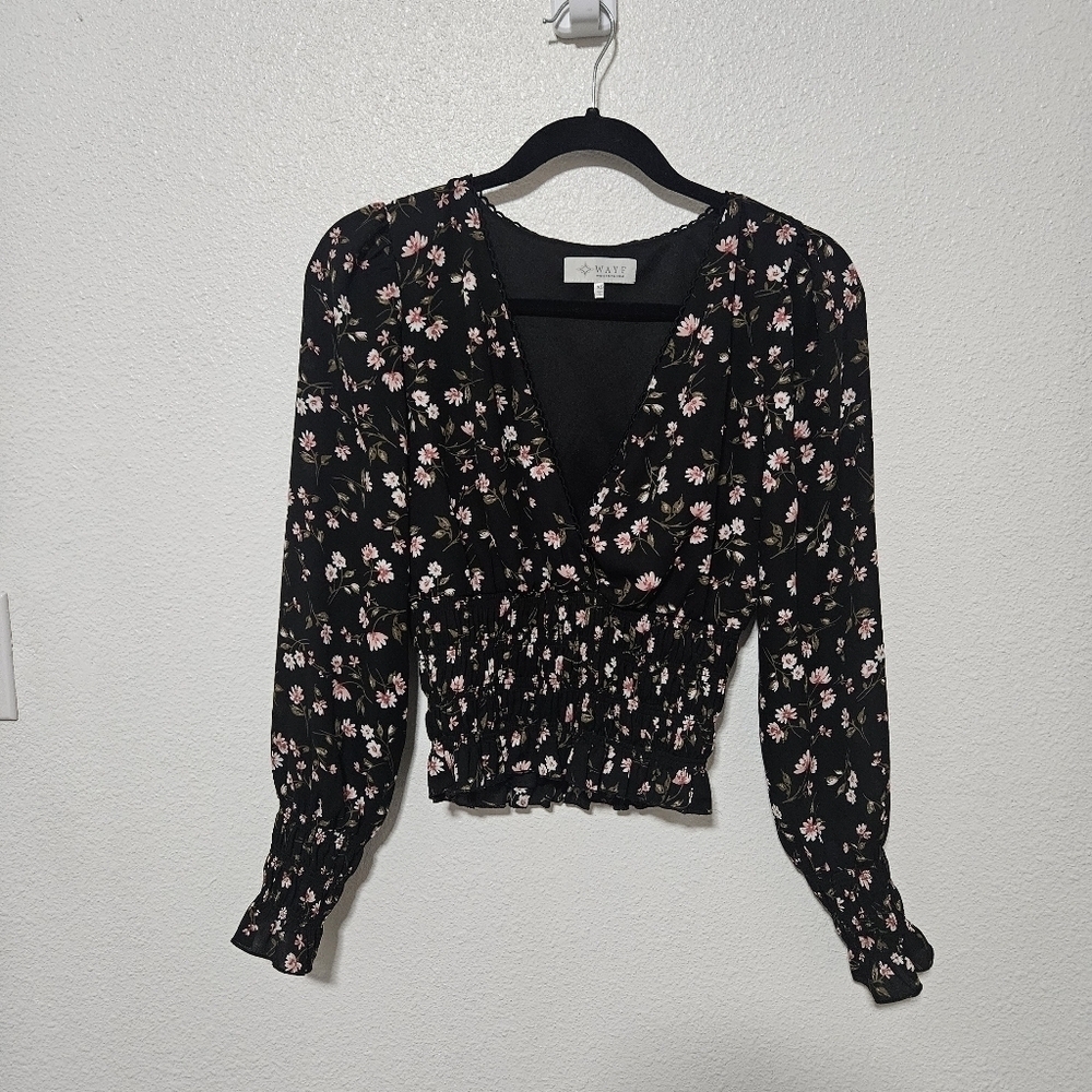 Wayf floral with elastic on bottom vneck size xs Y2k style boho